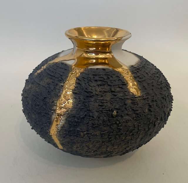Textured vase with gold lustre - Alex McCarthy